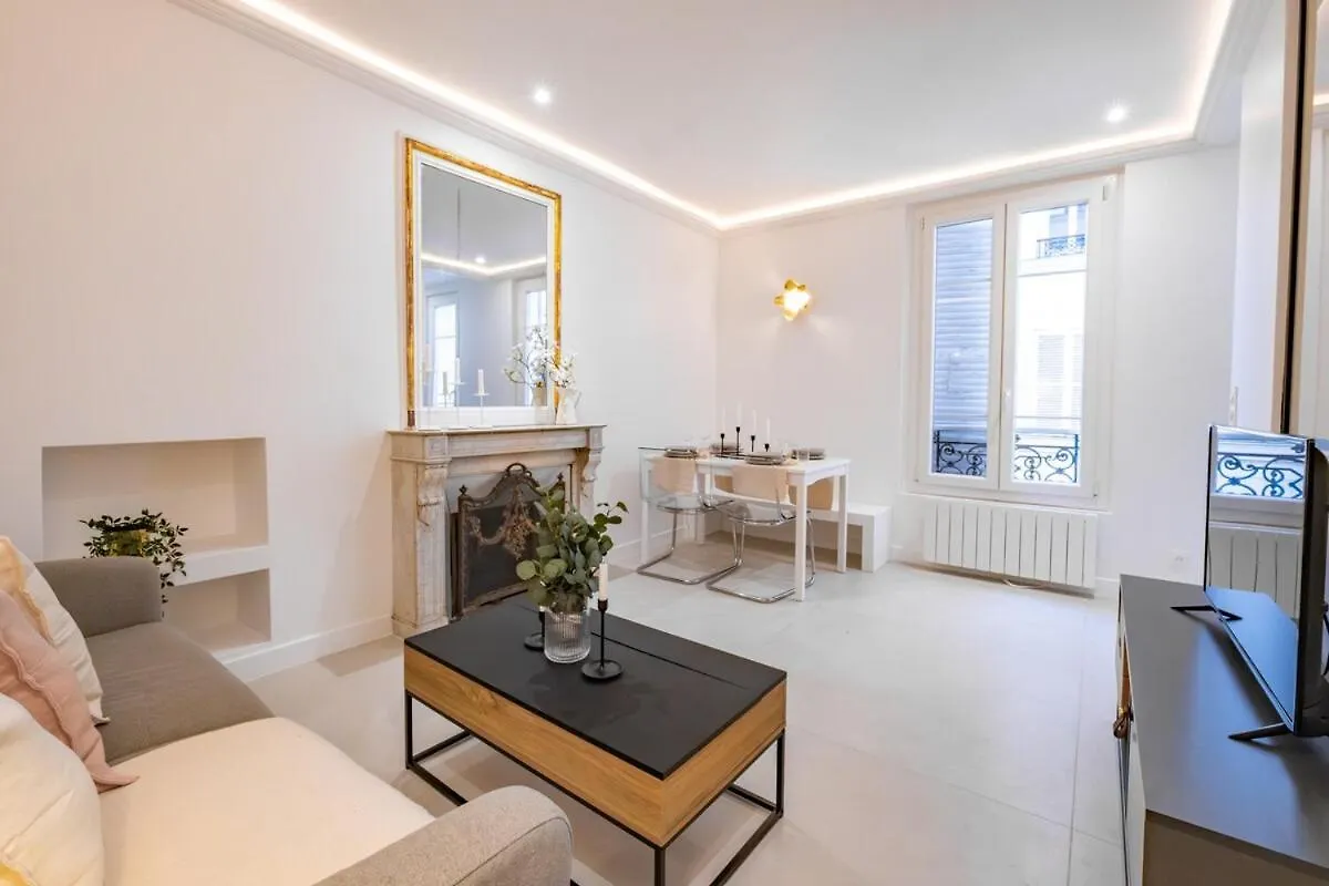 Haussmann Apartment - Champs-Elysees Paryż