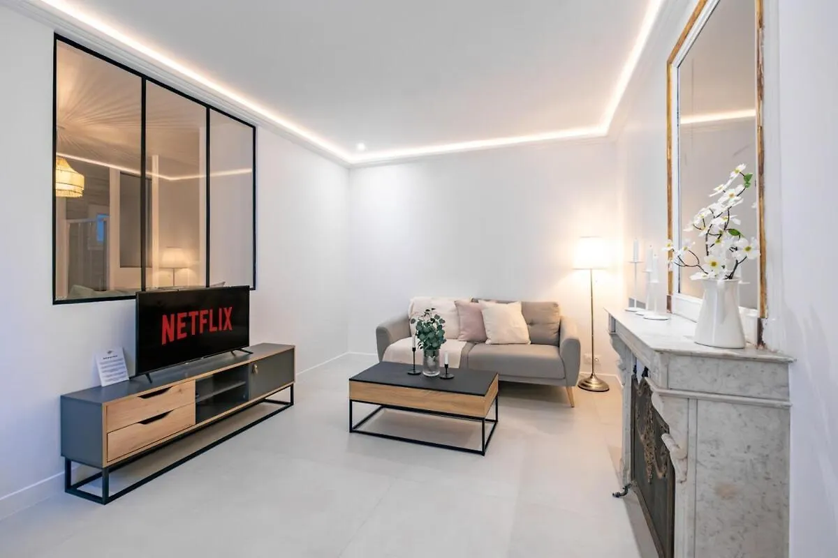 Haussmann Apartment - Champs-Elysees パリ