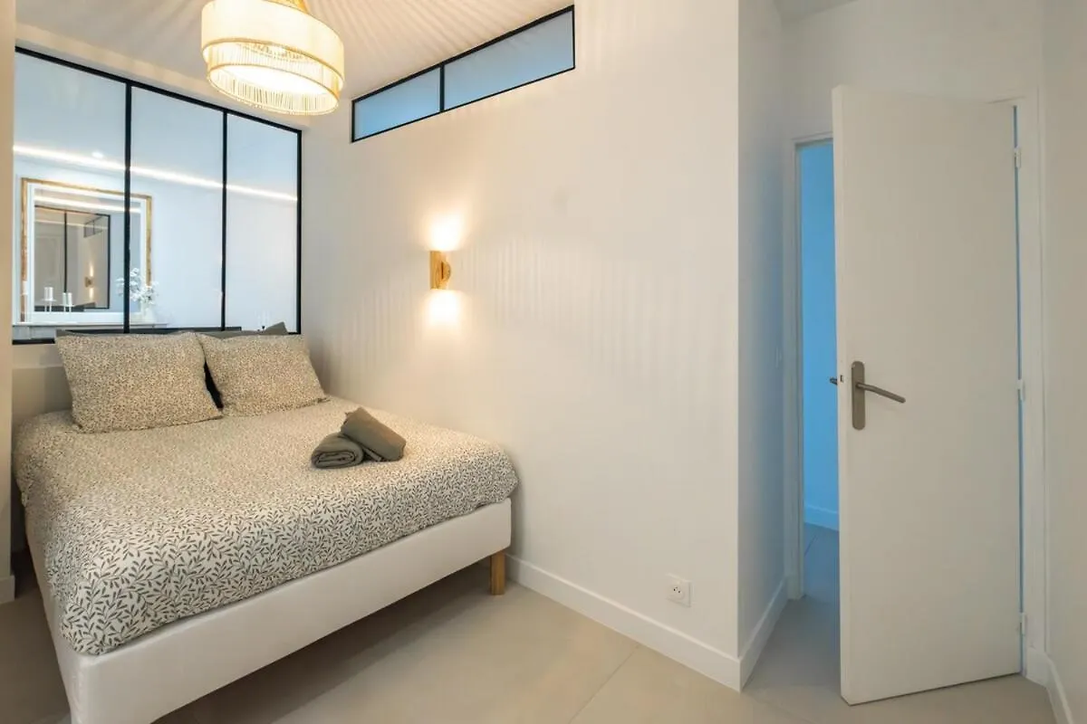 Haussmann Apartment - Champs-Elysees パリ フランス