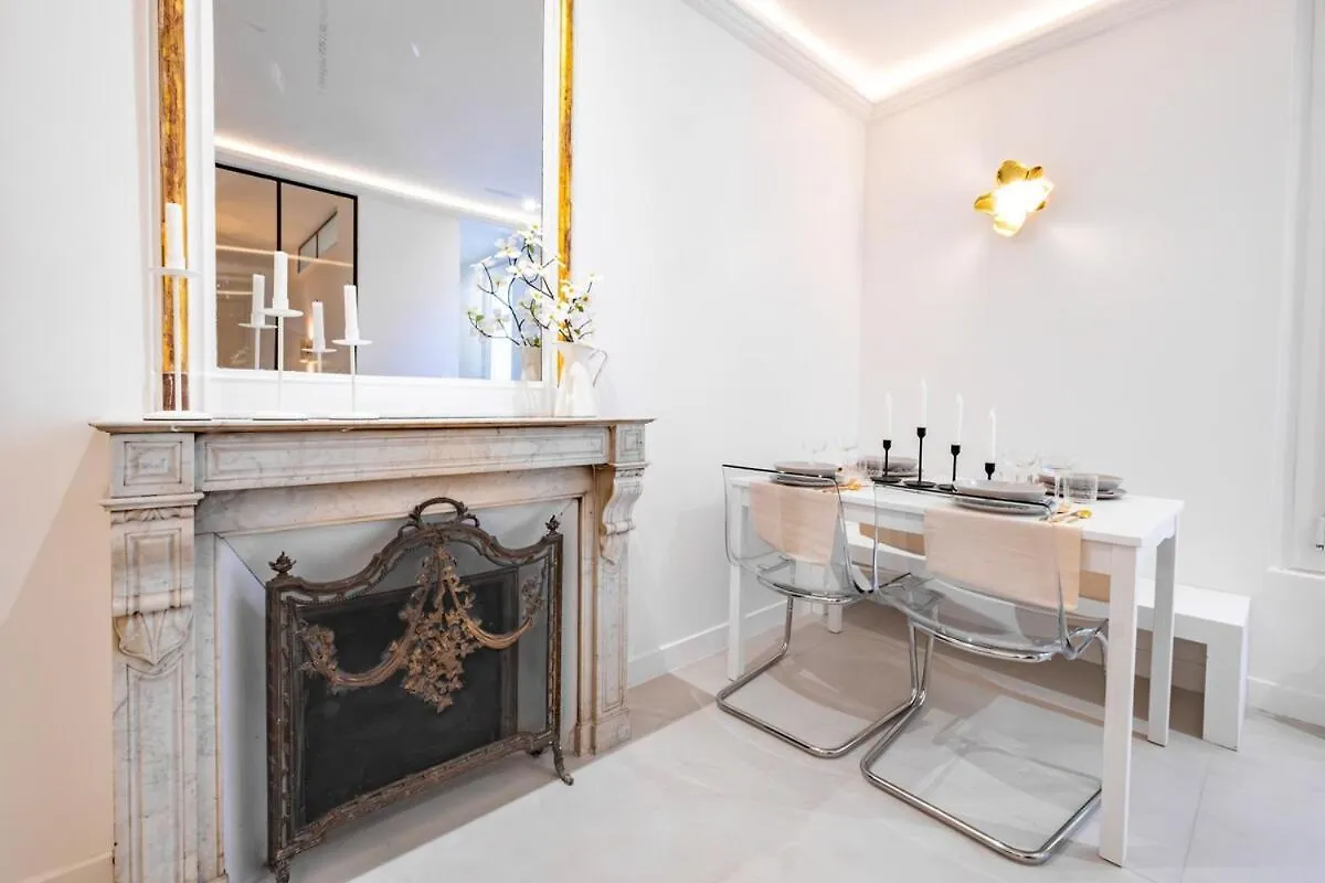 Haussmann Apartment - Champs-Elysees パリ